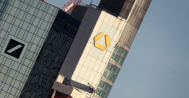 Po naznanitvi prekinitve pogovorov o združitvi se je vrednost delnic Deutsche Bank povečala pri Commerzbank pa upadla. Foto: Daniel Roland, AFP