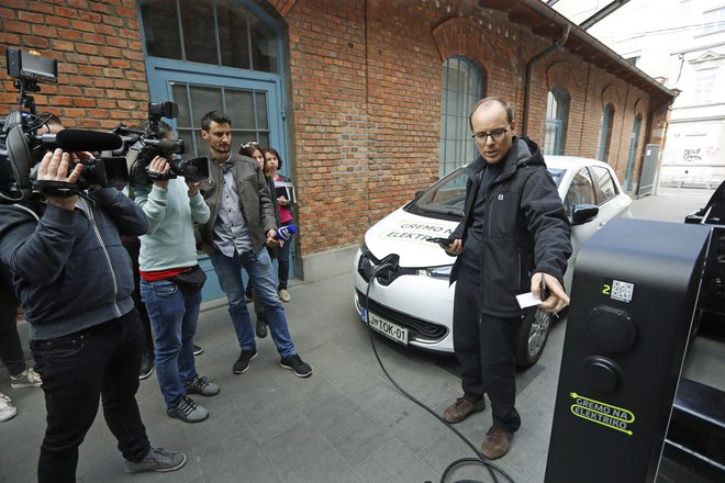 V stari elektrarni so pokazali, kako se polni električni avtomobil. FOTO Leon Vidic/Delo