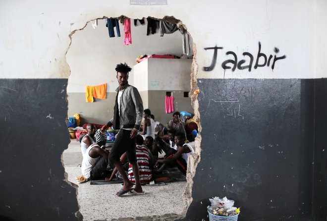 Nemir na severu Afrike spodbuja vedno nove napetosti in krize v regiji, ljudje pa iz osiromašenih družb na vse načine skušajo prebežati v mirno in bogato Evropo. Prizor na fotografiji je iz zbirališča prebežnikov v libijski prestolnici Tripoli. Foto REUTERS