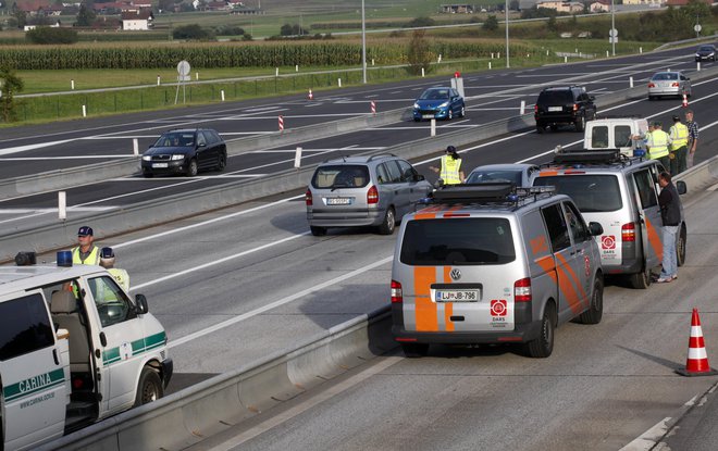V okviru evropskega projekta C-Roads Dars<strong> </strong>preizkuša tehnologije za neposredno komunikacijo in izmenjavo informacij med avtomobili ter obcestno infrastrukturo in nadzornimi centri. FOTO: Mavric Pivk/Delo