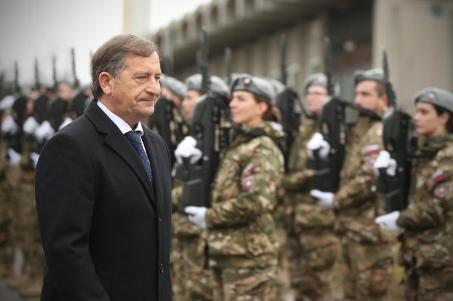 Karl Erjavec, minister za obrambo, ocenjuje, da želi opozicija politizirati menjavo na vrhu poveljstva sil. Foto Jure Eržen