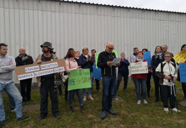 Civilna iniciativa Narava Slovenskih goric je pred dnevi organizirala shod proti nadaljnjemu obratovanju sortirnice. FOTO: Mariborinfo