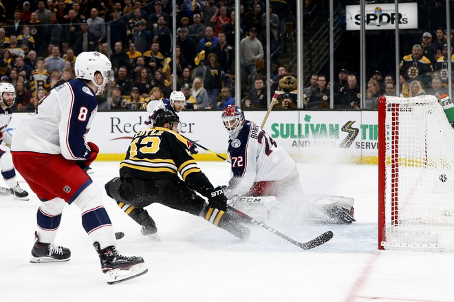 Charlie Coyle je bil znova junak Bostona, takole je dosegel odločilni zadetek na tekmi. FOTO: Reuters