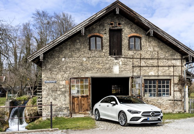 Novi CLA coupe nadaljuje tradicijo atraktivne karoserije, ki jo nadgrajuje z odličnimi voznimi lastnostmi in visoko ravnjo udobja. FOTO: Daimler