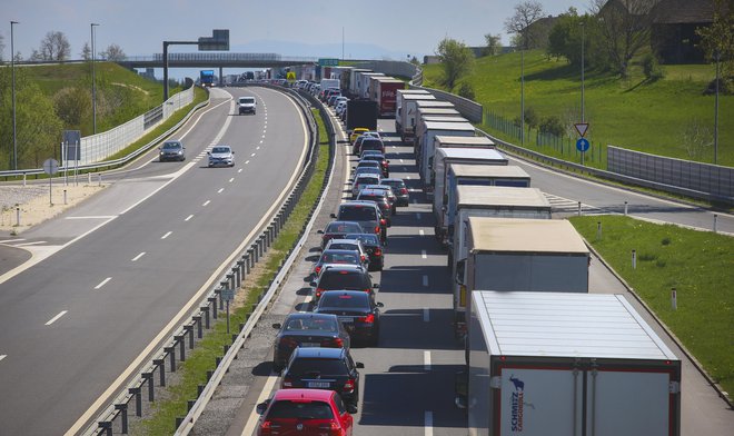 Pred veliko nočjo je bila kolona na dolenjski avtocesti pri Drnovem dolga tudi sedem kilometrov. FOTO Jože Suhadolnik/Delo