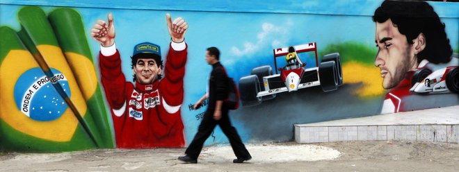 V Braziliji so po smrti Ayrtona Senne razglasili tridnevno žalovanje, za njegov pogreb se je na ulicah Sao Paula zbralo več kot milijon ljudi. Grafit v njegov spomin ostaja ... FOTO: Reuters