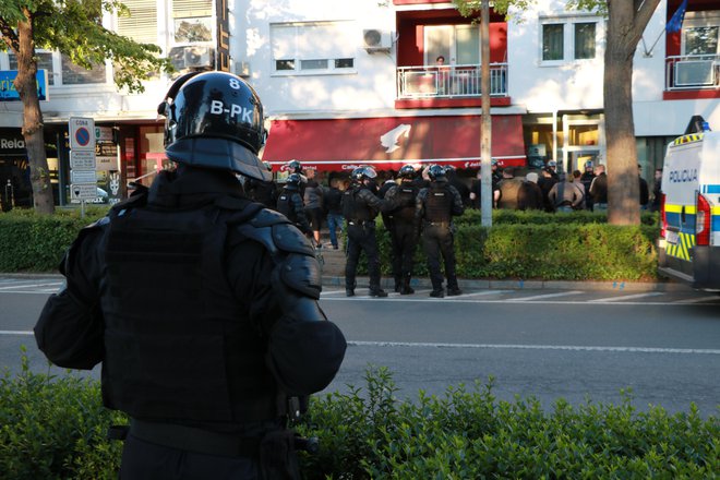 Policisti so imeli danes pred srečanjem med Muro in Mariborom precej dela. FOTO: Jože Pojbič/Delo