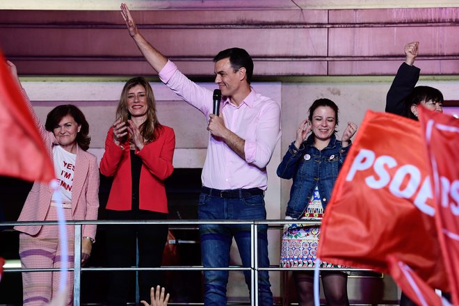 Španski premier Pedro Sánchez s svojimi podporniki po objavi neuradnih izidov volitev. FOTO: Afp