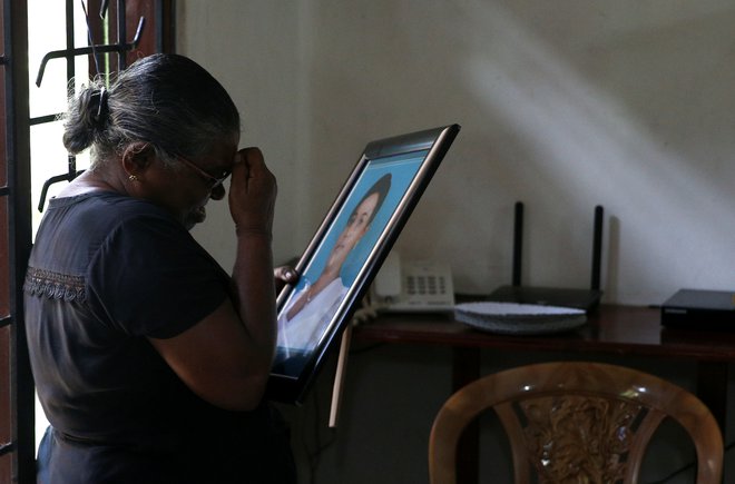 Theresha Biniš je v napadu izgubila hčerko in tri vnuke. FOTO: Athit Perawongmetha/Reuters