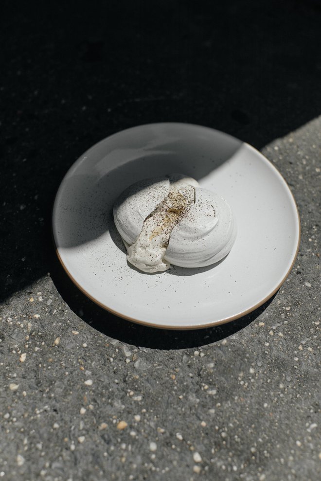 Sladica iz pečenih beljakov in koruznih krovnih listov, najbolj priljubljena sladica restavracije Cosme. Foto Cosme