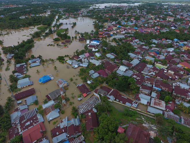 Bengkulu je pod vodo. FOTO: Reuters