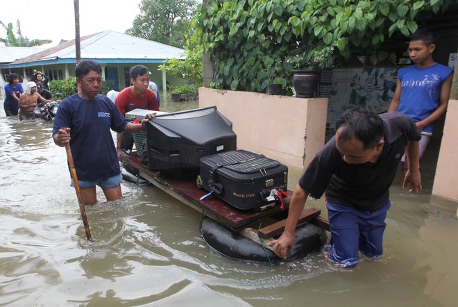 Močni nalivi so med monsunskim obdobjem, ki traja od oktobra do aprila, v Indoneziji pogost pojav. FOTO: Reuters