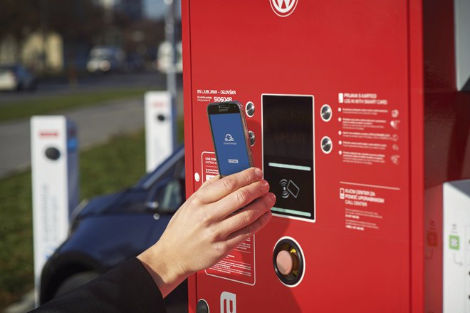 Fizični uporabniki lahko do e-polnilnic dostopate z aplikacijo OneCharge. Foto: Tomo Jeseničnik