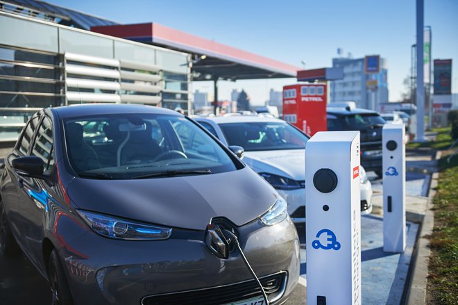 Petrol vam ponuja široko mrežo hitrih in običajnih e-polnilnic po Sloveniji. Foto: Tomo JeseniČnik