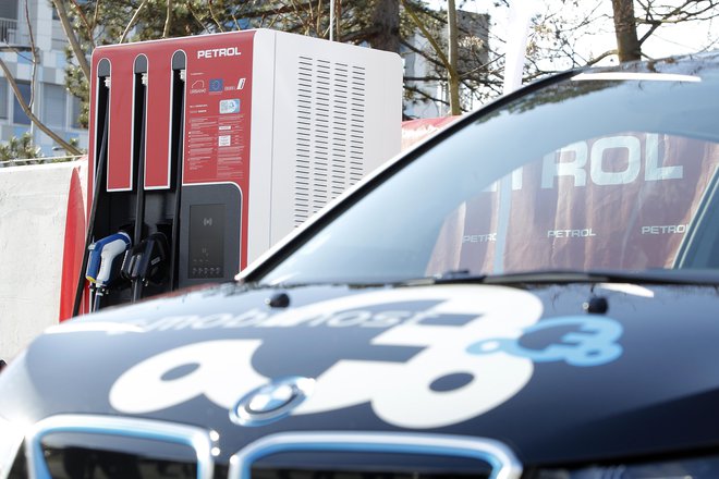 Zanimanje za subvencije pri nakupu električnih avtomobilov strmo raste. FOTO: Mavric Pivk/Delo