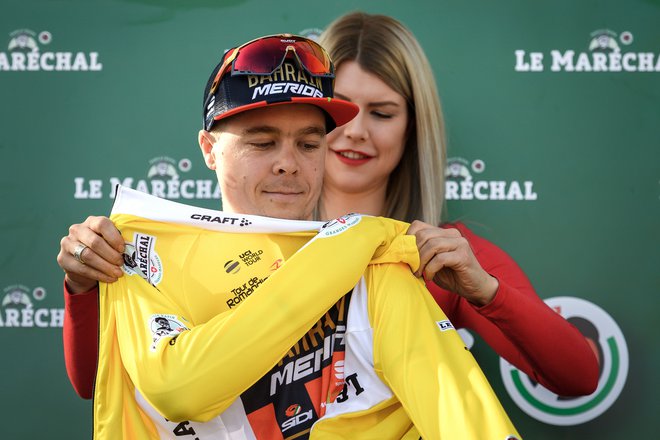 Tratnik je ob zmagi oblekel tudi rumeno majico vodilnega. FOTO: AFP