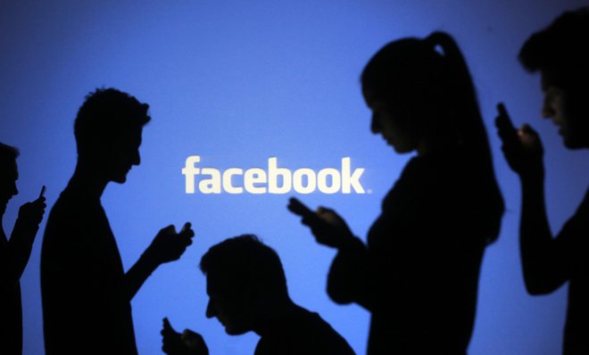 Facebook se že dlje časa otepa očitkov, da s podatki uporabnikov ne ravna skrbno, med odmevnejšimi je bil škandal zlorabe podatkov okoli podjetja Cambridge Analytica. FOTO: Dado Ruvic/Reuters