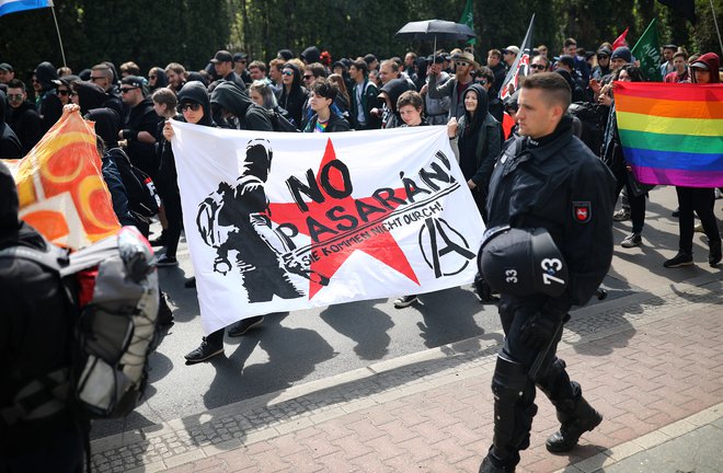 Protesti ob prvem maju so ptekali tudi v Berlinu. FOTO: Hannibal Hanschke/Reuters