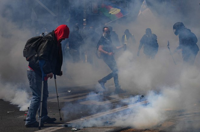 Protestnik v Parizu. FOTO: Alain Jocard/Afp