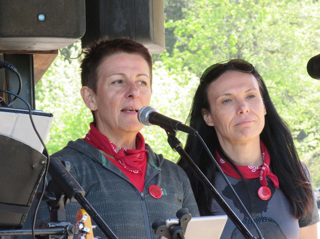 Predsednica ZSSS Lidija Jerkič (levo) in v. d. sekretarke območne organizacije ZSSS Savinjska Mojca Stropnik sta opozorili, da nobena delavska pravica ni podarjena. FOTO: Špela Kuralt/Delo