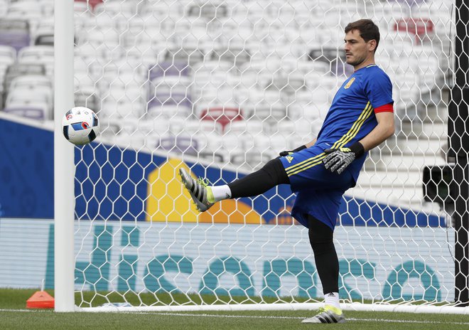 Iker Casillas med treningom za špansko nogometno reprezentanco. FOTO: Vincent Kessler/Reuters