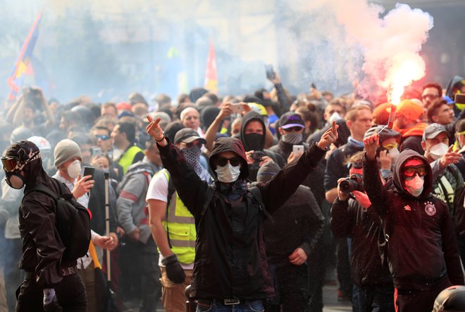 Maskirani protestniki so se spopadli s policijo. FOTO: Gonzalo Fuentes/Reuters