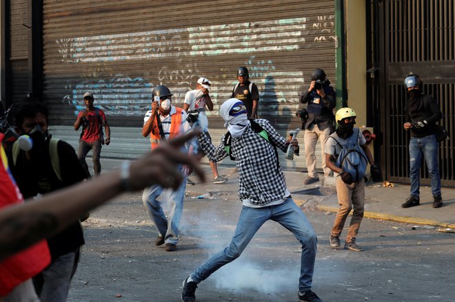 Na ulicah caracasa je nemirno. FOTO: Stringer Reuters