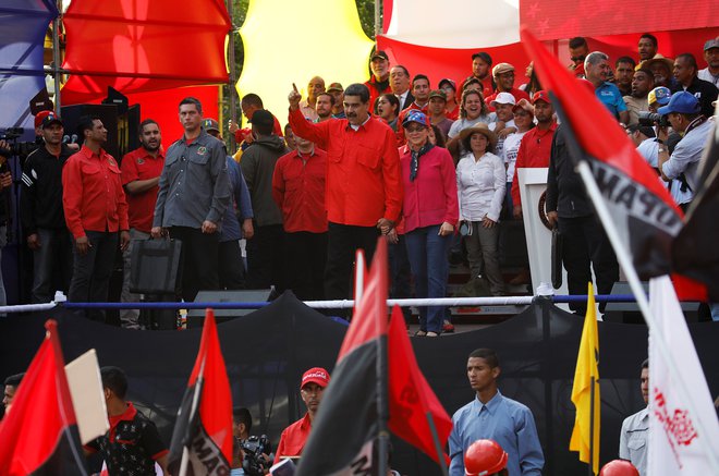 Prvomajski shod je pripravila tudi vladna stran. Na fotografiji Nicolás Maduro z ženo Cilio Flores in podporniki. FOTO: Reuters