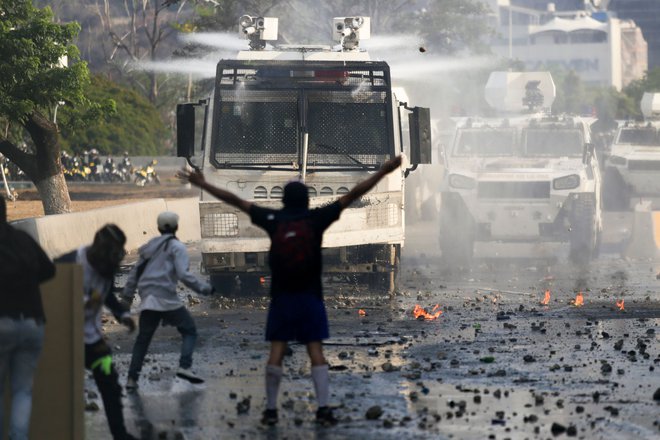 Nasprotniki režima so se udarili z vojsko. FOTO: AFP