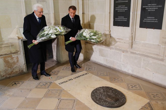 Sergio Mattarella (L) in Emmanuel Macron na Leonardovem grobu. FOTO: Philippe Wojazer/Afp