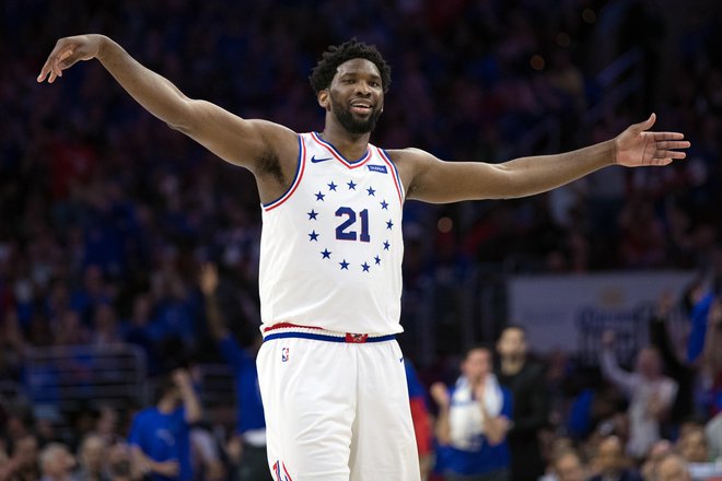 Joel Embiid je bil glavni junak. FOTO: Reuters