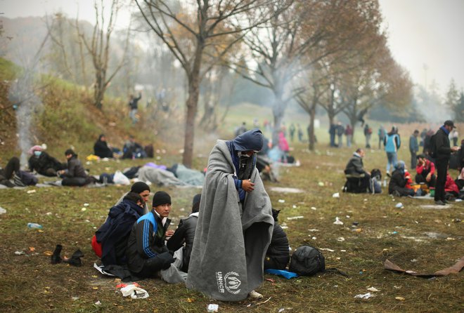 Države imajo obveznost in dolžnost poskrbeti za migrante, ki jim omejijo prostost, in sem sodi tudi zagotavljanje hrane. FOTO: Jure Eržen/Delo