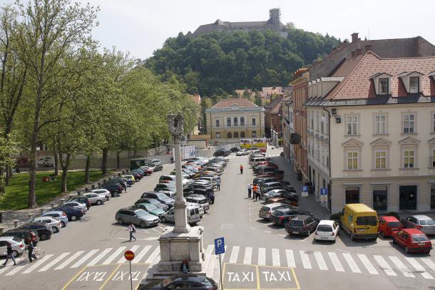 Na Kongresnem trgu ni več parkirišča (na fotografiji), ki ga je bilo treba 8. maja pred tridesetimi leti izprazniti. FOTO: Mavric Pivk