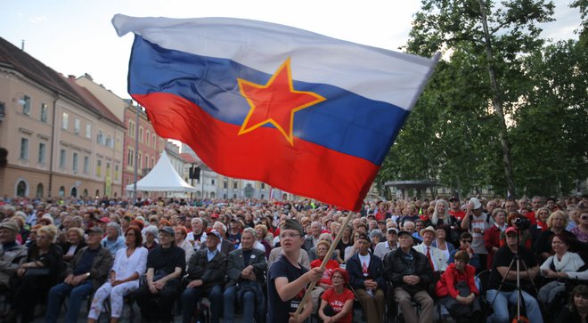 Prireditev »Nosil bom rdečo zvezdo« na Kongresnem trgu. FOTO: Jože Suhadolnik