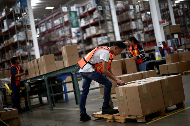 Logistična podjejta uvajajo avtomatizacijo bolj zadržano, kot je bilo pričakovano, saj zanje pomeni tudi tveganje. Foto Reuters