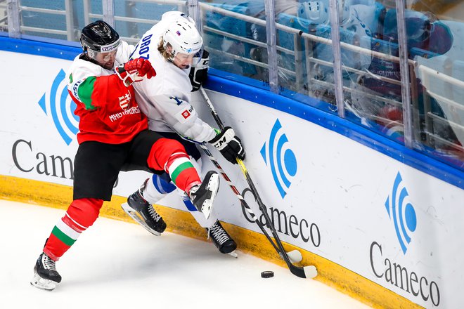 Jan Drozg (ob ogradi), ki bi se rad preizkusil tudi v ligi NHL, je dosegel dva gola. FOTO: Matic Klanšek Velej/Sportida