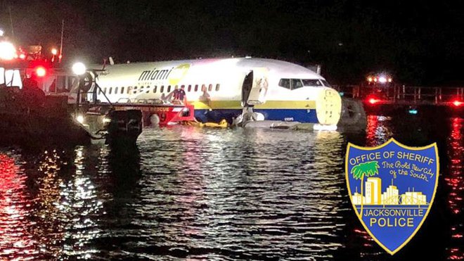 Zakupljeno letalo, ki ga upravlja Miami Air International, je letelo iz zaliva Guantanamo proti vojaški bazi v mestu Jacksonville. FOTO: Reuters