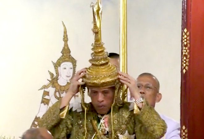 66-letni monarh si je sam nadel 7,3-kilogramsko zlato krono, okrašeno z indijskimi diamanti. V svojem prvem nagovoru se je zavezal, da bo vladal s pravičnostjo in v korist tajskih ljudi. FOTO: Reuters