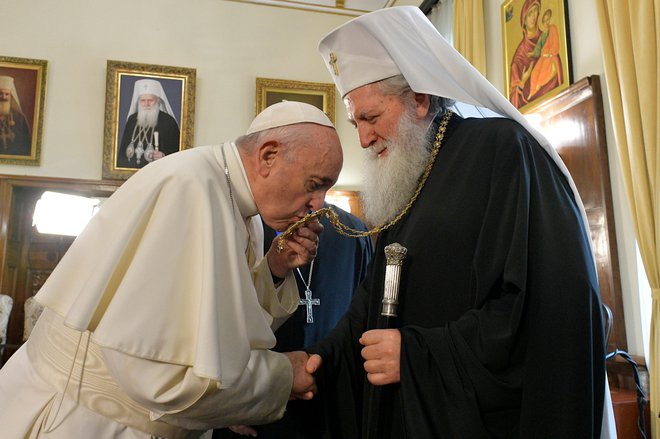 Frančišek se je srečal s patriarhom Neofitom. FOTO: Reuters