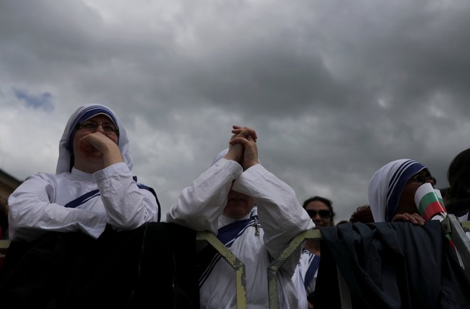 Nune čakajo na prihod papeža na trgu v Sofiji.FOTO: Alkis Konstantinidis/Reuters
