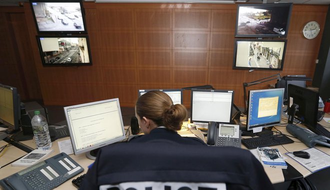 Varnostno-nadzorni center je najpomembnejši del v sistemu zasebnega varovanja. Foto Reuters
