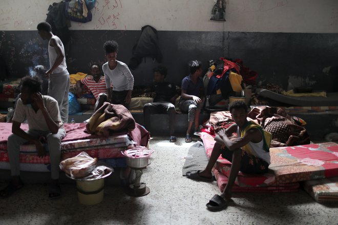 Organizacija Amnesty International je razmere v begunskih taboriščih v Libiji označila za nevzdržne. FOTO: Reuters