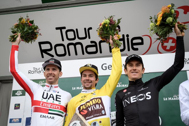 Na stopničkah sta Rogliču družbo delala Rui Costa (levo) in Geraint Thomas. FOTO: AFP