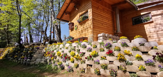 Najlepša hišica v cvetju. Foto Boris Šuligoj
