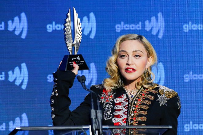 Madonna z nagrado na sobotni slovesnosti GLAAD awards v New Yorku, kjer je povedala kar nekaj kritičnih misli, obenem pa se tudi dodobra osebno razgalila. FOTO: Reuters