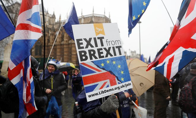 Nasprotniki brexita demonstrirajo pred britanskim parlamentom. FOTO: REUTERS/Peter Nicholls