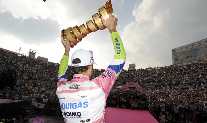 Leta 2010 je v Areni v Veroni pokal za zmagovalca dvignil Ivan Basso. Komu bo to uspelo letos? FOTO: Reuters