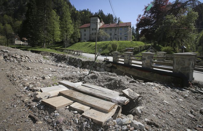 Jelendol jesenskega besnenja narave še vedno ne more povsem skriti. FOTO: Jože Suhadolnik/Delo