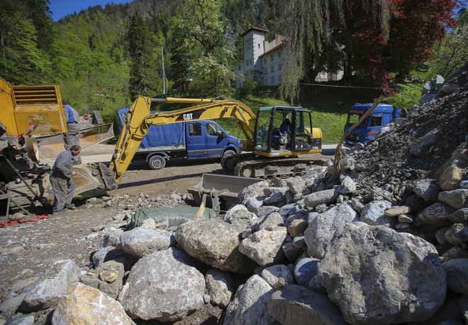 Občina Tržič se ta čas ukvarja s projektiranjem ceste, poškodovanih in izginulih mostov, obrežnih zidov. FOTO: Jože Suhadolnik/Delo