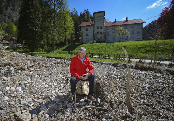 Predsednik KS Jelendol Stojan Štefe poudarja, da kljub katastrofi pozitivne energije ni zmanjkalo. FOTO: Jože Suhadolnik/Delo